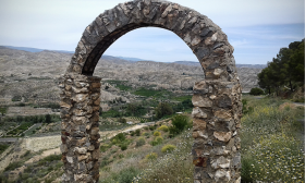 Arco de piedra en mitad de la montaña