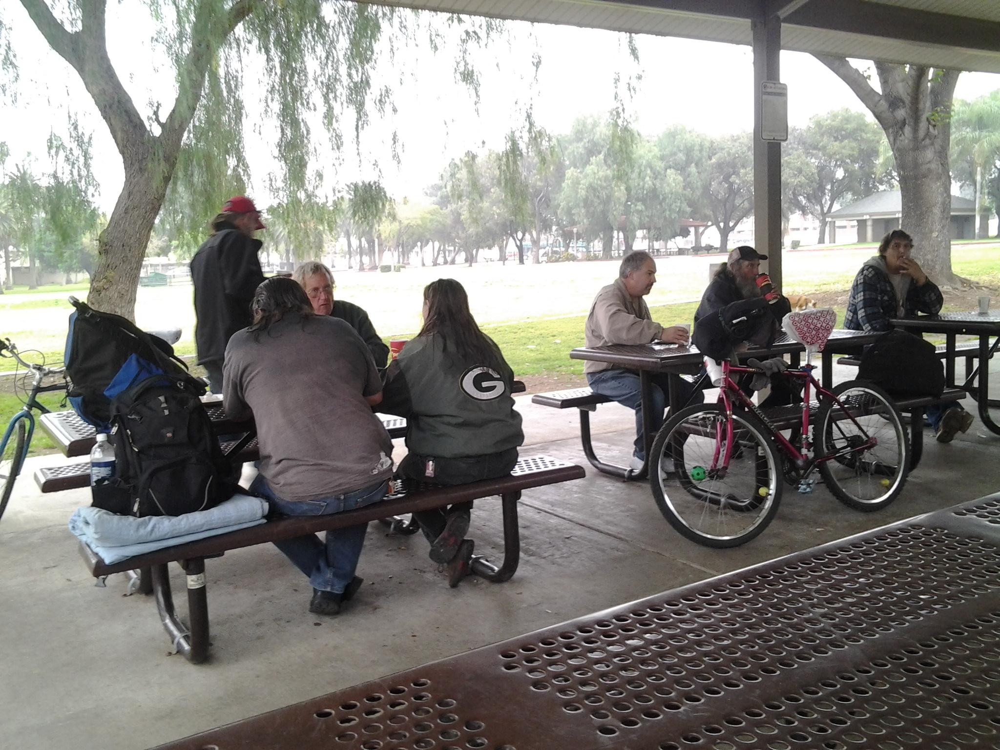 Gente comiendo