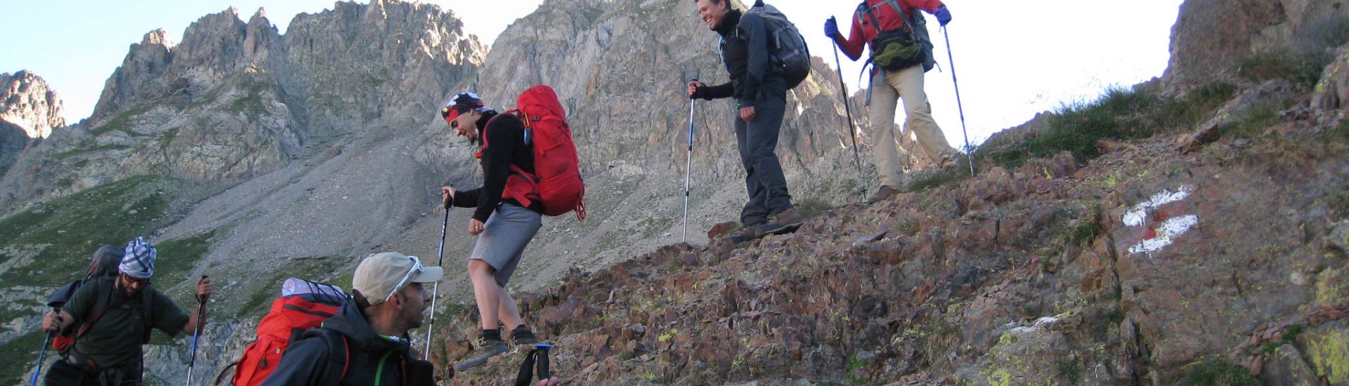 Grupo con equipación de montaña