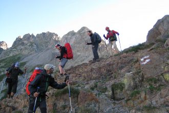 Grupo con equipación de montaña