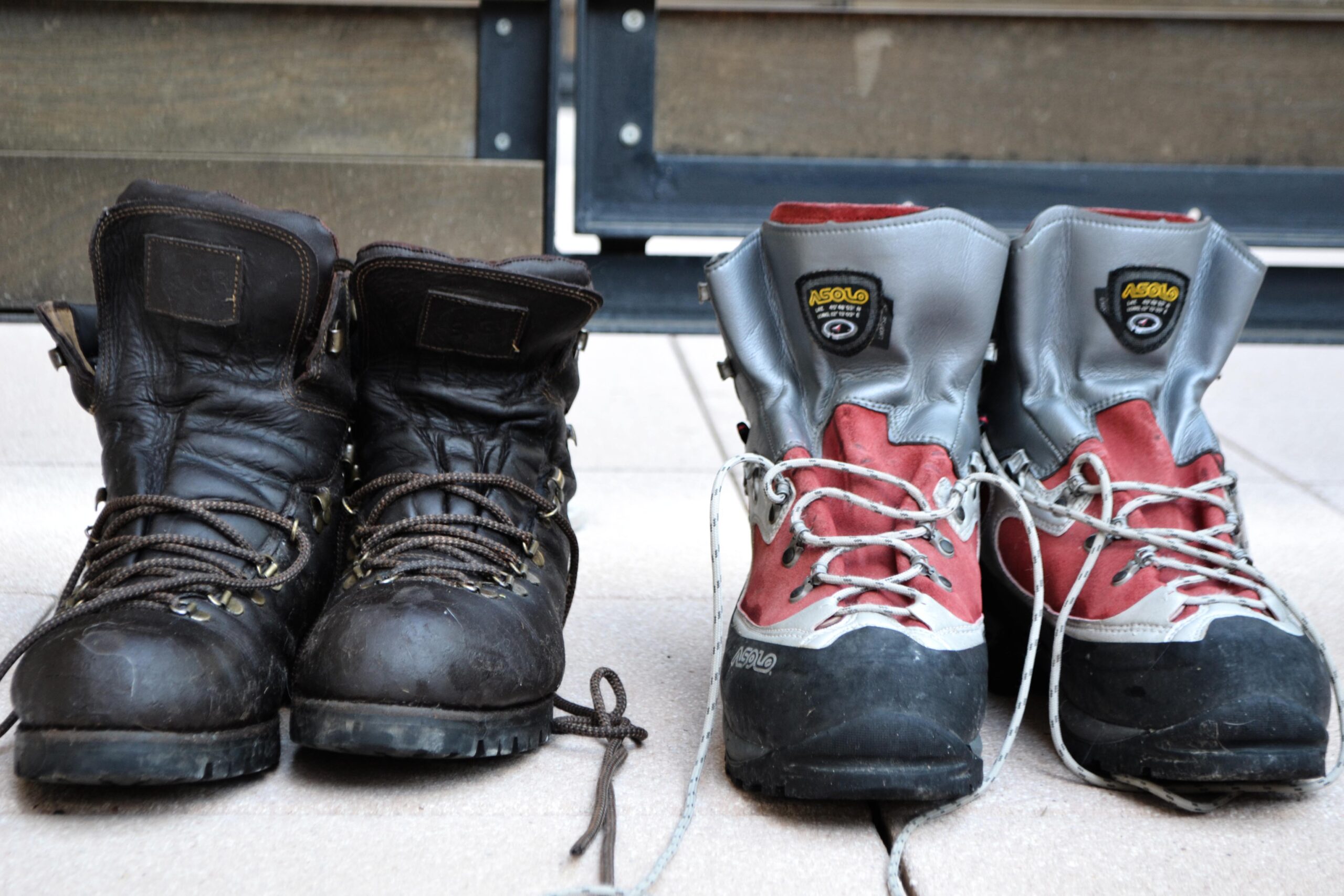 Botas clasicas y modernas de frente