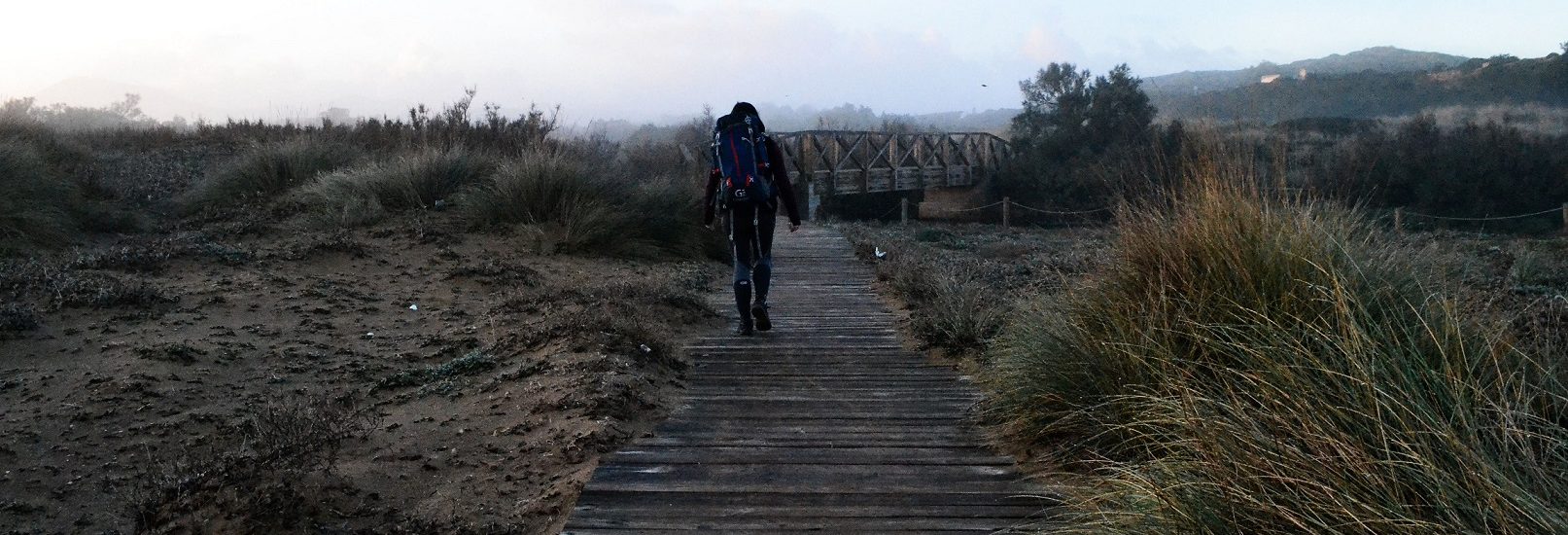 Senderista en camino con tablas