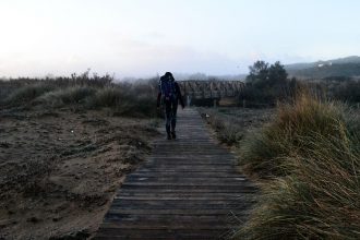 Senderista en camino con tablas