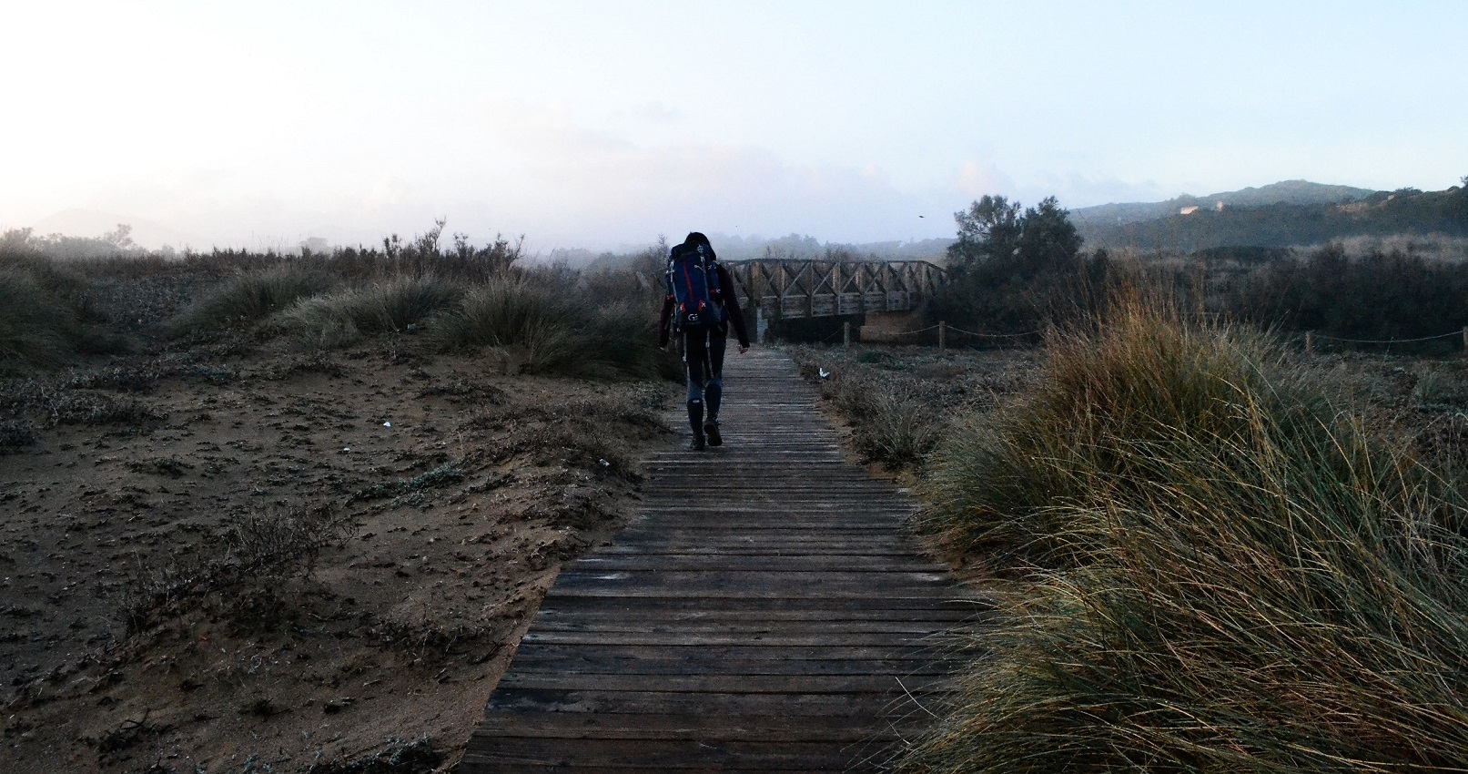 Senderista en camino con tablas