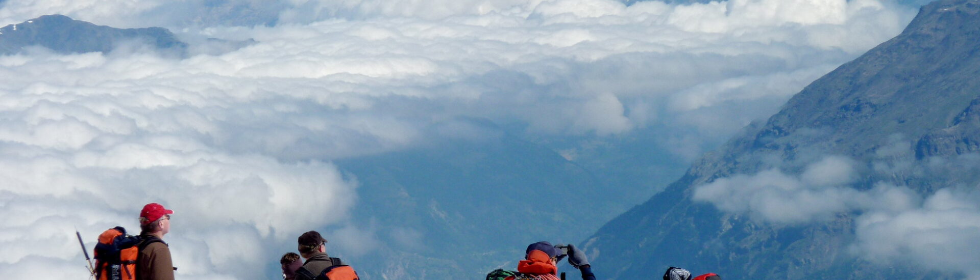 Montañeros en el sitio en el que nos gustaría estar a nosotros para la foto